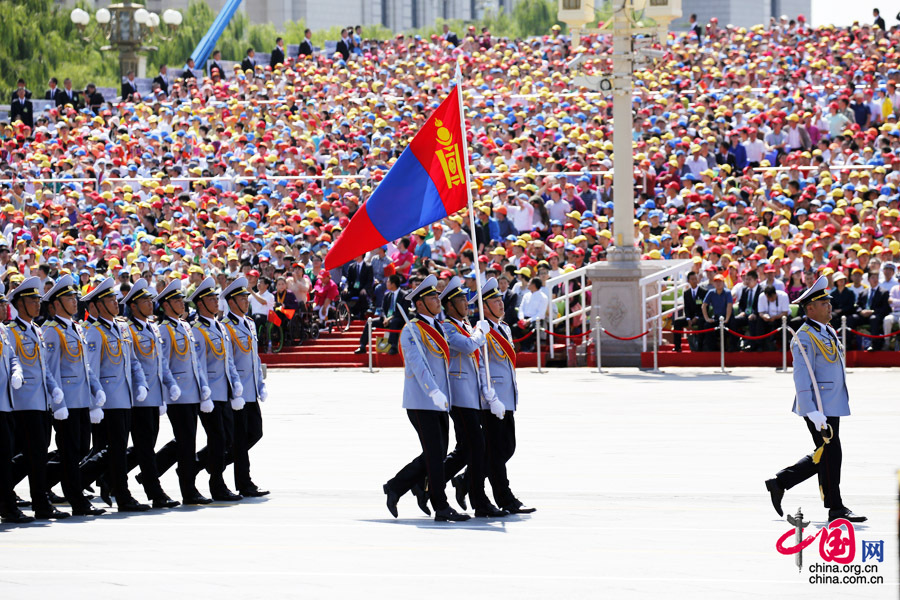  9月3日，中國人民抗日戰(zhàn)爭暨世界反法西斯戰(zhàn)爭勝利70周年紀(jì)念大會在北京隆重舉行，有11個(gè)國家派方隊(duì)、6個(gè)國家派代表隊(duì)來華參加閱兵。圖為蒙古國武裝力量方隊(duì)通過天安門廣場。中國網(wǎng)記者 楊佳攝 