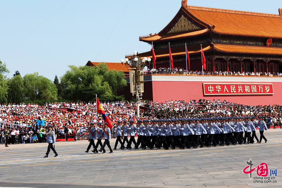 9月3日，中國人民抗日戰(zhàn)爭(zhēng)暨世界反法西斯戰(zhàn)爭(zhēng)勝利70周年紀(jì)念大會(huì)在北京隆重舉行，有11個(gè)國家派方隊(duì)、6個(gè)國家派代表隊(duì)來華參加閱兵。圖為蒙古國武裝力量方隊(duì)通過天安門廣場(chǎng)。中國網(wǎng)記者 董寧攝