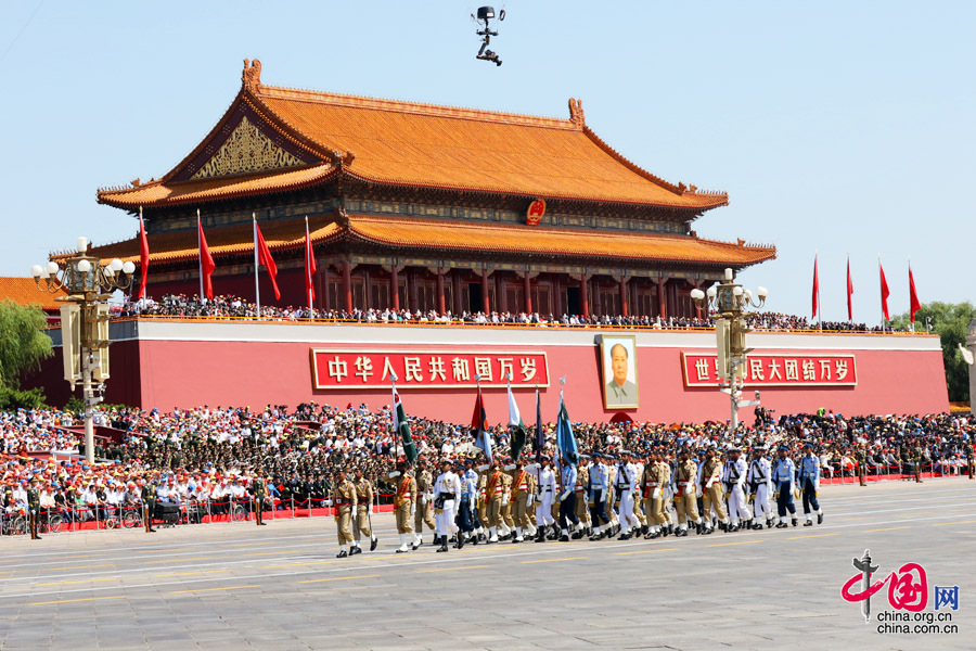 9月3日，中國人民抗日戰爭暨世界反法西斯戰爭勝利70周年紀念大會在北京隆重舉行，有11個國家派方隊、6個國家派代表隊來華參加閱兵。圖為巴基斯坦武裝力量方隊通過天安門廣場。中國網記者 董寧攝 