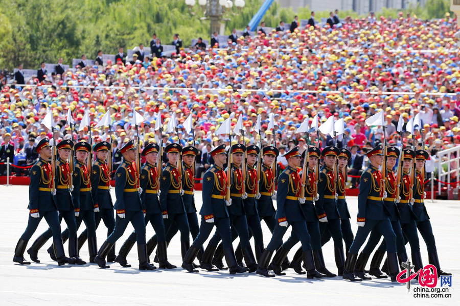  9月3日，中國(guó)人民抗日戰(zhàn)爭(zhēng)暨世界反法西斯戰(zhàn)爭(zhēng)勝利70周年紀(jì)念大會(huì)在北京隆重舉行，有11個(gè)國(guó)家派方隊(duì)、6個(gè)國(guó)家派代表隊(duì)來華參加閱兵。圖為俄羅斯聯(lián)邦武裝力量方隊(duì)通過天安門廣場(chǎng)。中國(guó)網(wǎng)記者 楊佳攝