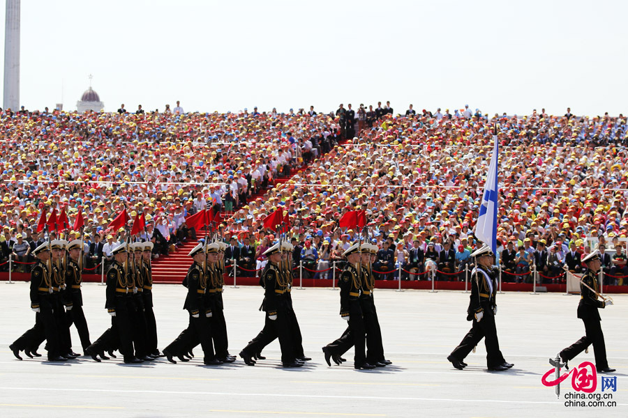 9月3日，中國(guó)人民抗日戰(zhàn)爭(zhēng)暨世界反法西斯戰(zhàn)爭(zhēng)勝利70周年紀(jì)念大會(huì)在北京隆重舉行，有11個(gè)國(guó)家派方隊(duì)、6個(gè)國(guó)家派代表隊(duì)來(lái)華參加閱兵。圖為俄羅斯聯(lián)邦武裝力量方隊(duì)通過(guò)天安門廣場(chǎng)